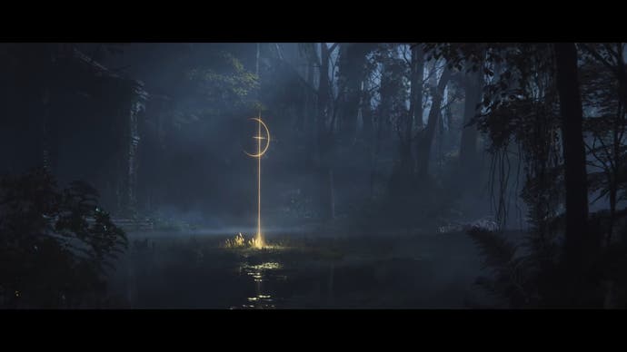 Ay ışığının aydınlattığı karanlık bir gölün ortasında garip altın sembolü gösteren Shadow of the Erdtree hikayesi fragmanının ekran görüntüsü