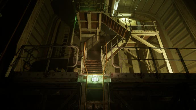 Bir petrol platformundaki loş merdiveni gösteren Still Wakes the Deep resmi ekran görüntüsü