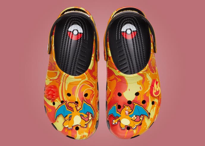 Üstten gösterilen yan yana iki parlak turuncu Charizard Crocs