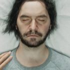 Control Resonant: Remedy, GTA 6'ya yakın bir sürüm üzerine bahis oynuyor ve onun benzersizliğine güveniyor. Dylan asleep with a hand touching his shoulder during the trailer for Control 2.