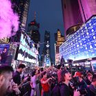 Pokémon Go: Ayrıcalıklı oyuncuların Mewtwo'larını binlerce kişiye satması topluluğu şok etti. Pokémon Go Fans React in Disgust as Players Hand-Picked to Attend Exclusive Times Square Event Sell Their Prized Mewtwo for Thousands of Dollars, Breaking the Game's Rules